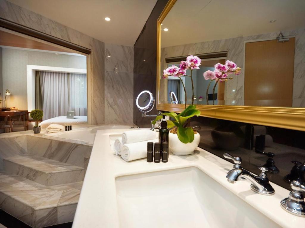 Kingwood Boutique Hotel Мири Экстерьер фото