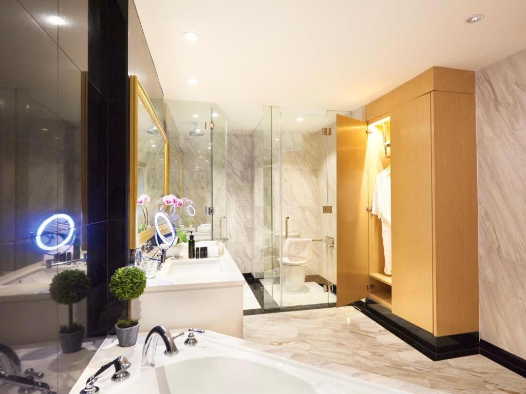 Kingwood Boutique Hotel Мири Экстерьер фото