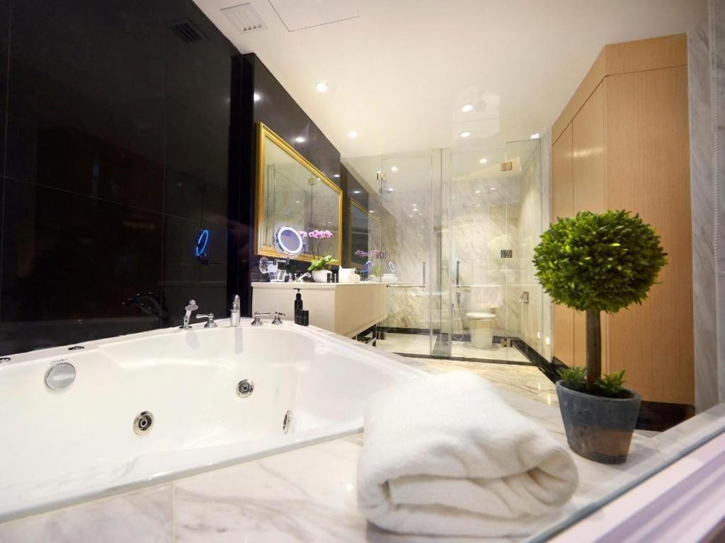 Kingwood Boutique Hotel Мири Экстерьер фото